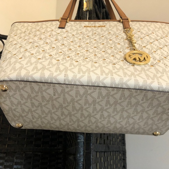 Michael Kors Large Jet Set Tote & Logo Charm - Picture 9 of 11